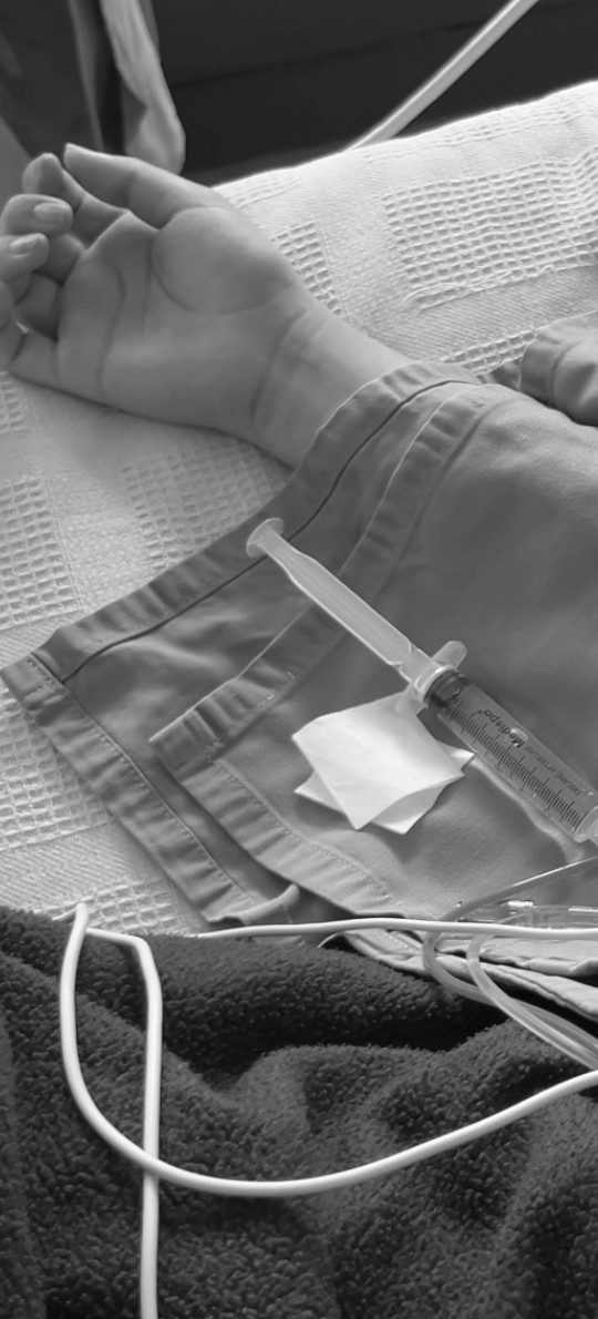 Paciente en tratamiento hospitalario, en blanco y negro